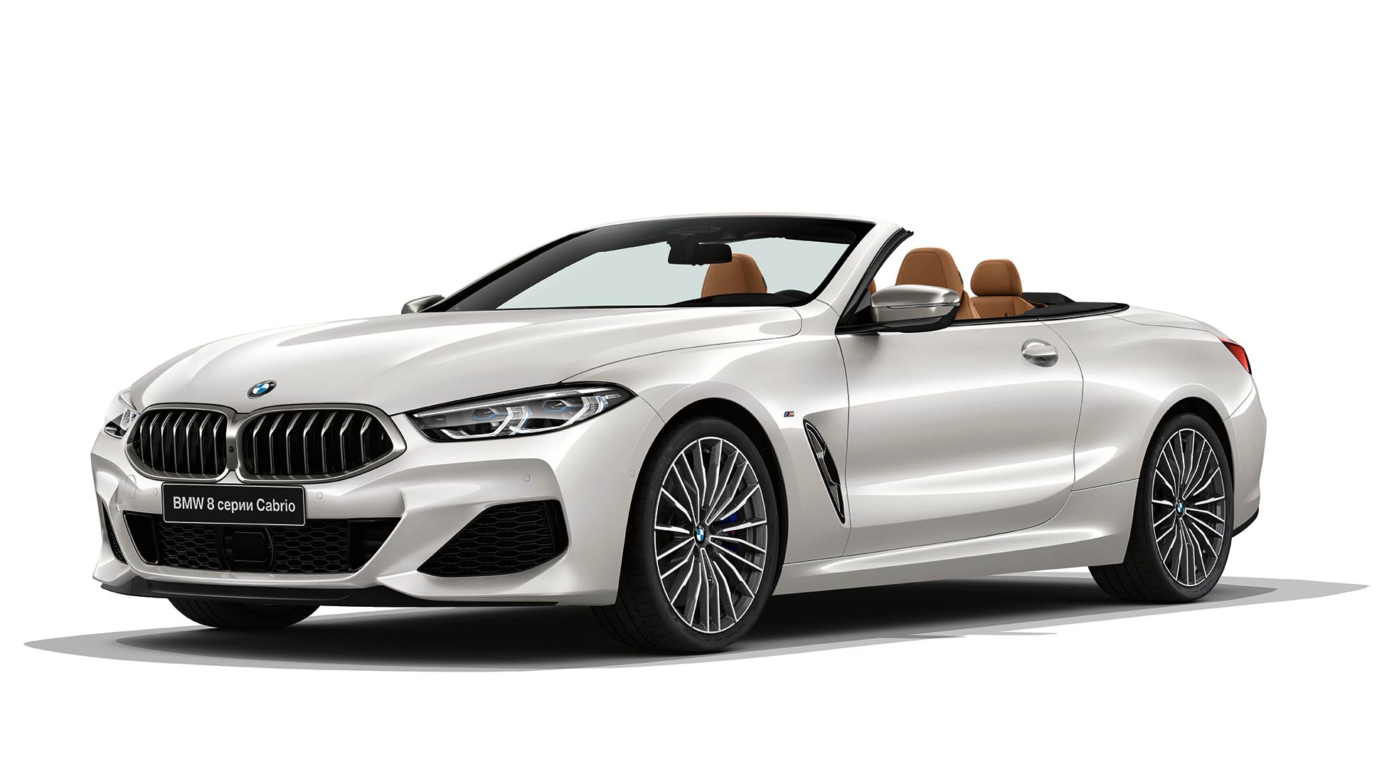 BMW M850i xDrive, металлик Белый Минерал, вид спереди с поворотом в три четверти. BMW M850i xDrive, металлик Белый Минерал, вид спереди с поворотом в три четверти.